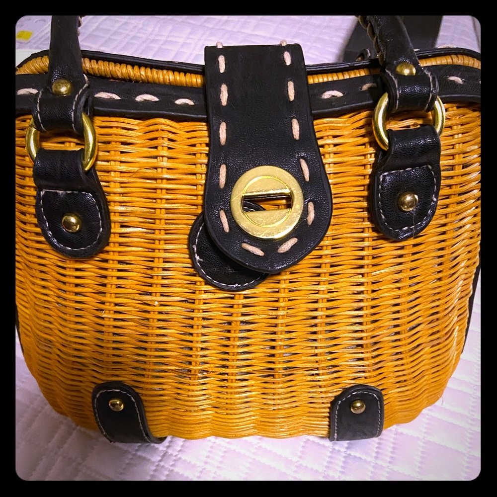 Woven straw bag- no closure toggle..stays closed.